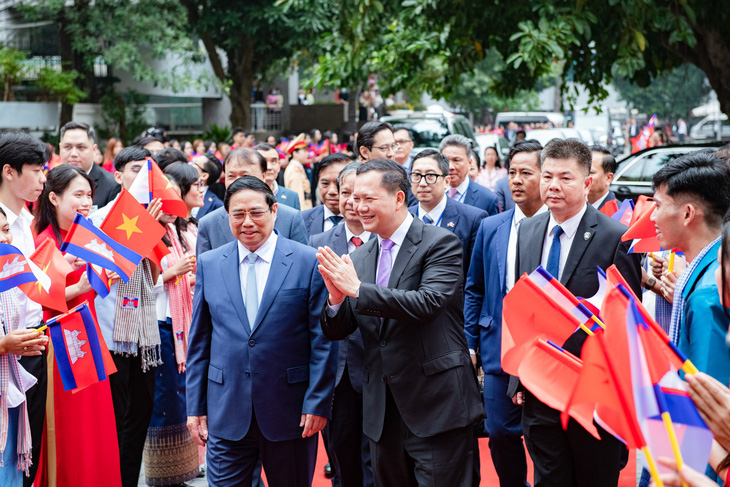 Thủ tướng Phạm Minh Chính và Thủ tướng Hun Manet thăm Trường đại học Ngoại thương vào tháng 12-2023 - Ảnh: NAM TRẦN