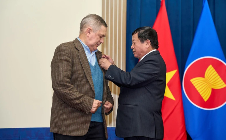 PGS.TS Anatoly Sokolov được trao tặng kỷ niệm chương “Vì sự nghiệp văn học nghệ thuật Việt Nam” hồi tháng 11 - Ảnh: TTXVN