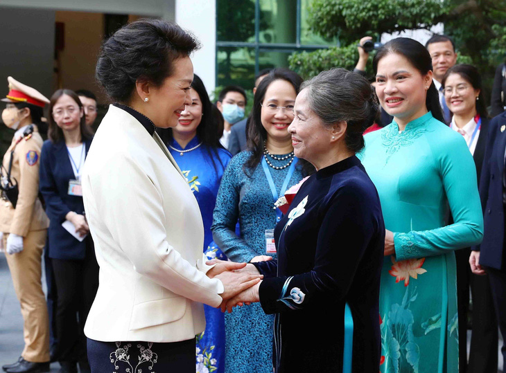Phu nhân Tổng bí thư Nguyễn Phú Trọng đón phu nhân Tổng bí thư, Chủ tịch nước Trung Quốc Tập Cận Bình tới thăm Bảo tàng Phụ nữ Việt Nam - Ảnh: TTXVN
