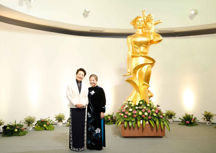 Bà Ngô Thị Mận, phu nhân Tổng bí thư Nguyễn Phú Trọng (bên phải), và giáo sư Bành Lệ Viên, phu nhân Tổng bí thư, Chủ tịch nước Trung Quốc Tập Cận Bình, thăm Bảo tàng Phụ nữ Việt Nam - Ảnh: NGUYỄN HỒNG