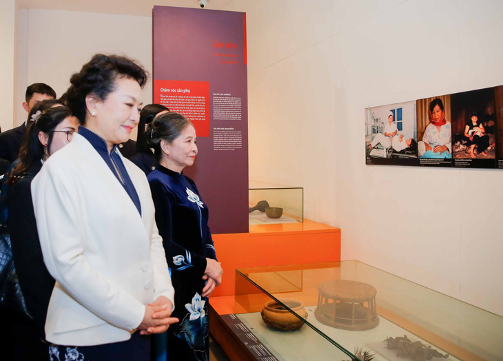 Hai phu nhân tham quan phòng trưng bày và nghe giới thiệu về các tài liệu, hiện vật tại Bảo tàng Phụ nữ Việt Nam - Ảnh: NGUYỄN HỒNG
