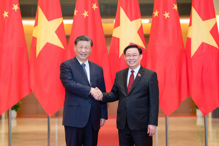 Chủ tịch Quốc hội Vương Đình Huệ (bên phải) hội kiến Tổng bí thư, Chủ tịch nước Trung Quốc Tập Cận Bình ngày 13-12 - Ảnh: Quochoi.vn