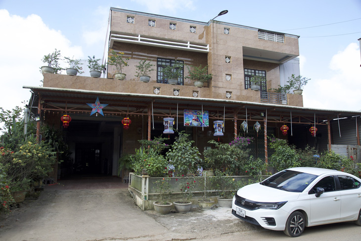 Xây dựng nhà nghỉ kiên cố nhưng 14 năm qua, nhà bà Nguyễn Thị Thu Thạnh vẫn không thể làm được sổ đỏ - Ảnh: HOÀNG TÁO
