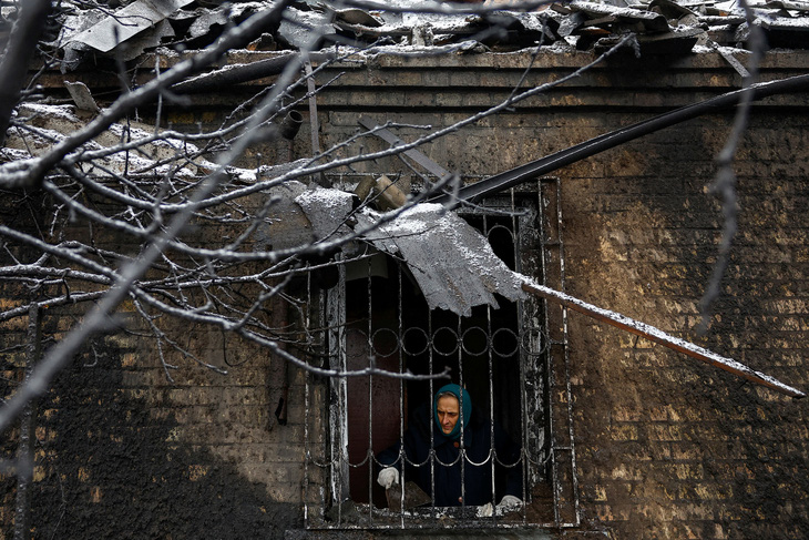 Một ngôi nhà bị hư hại trong vụ tấn công bằng tên lửa nhằm vào thủ đô Kiev, Ukraine hôm 11-12 - Ảnh: REUTERS