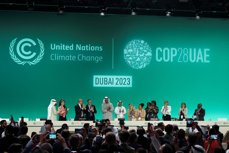 Các nước đạt được thỏa thuận khí hậu sau gần 2 tuần đàm phán - Ảnh: REUTERS