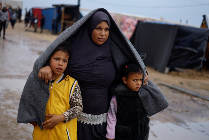 Người Palestine phải sơ tán khỏi nơi ở do chiến sự, đến tạm trú ở các lều trại tại Rafah, phía nam Dải Gaza, ngày 13-12 - Ảnh: REUTERS