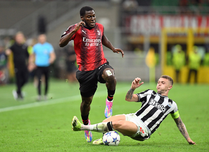 AC Milan (trái) và Newcastle buộc phải thắng để hy vọng đi tiếp - Ảnh: REUTERS