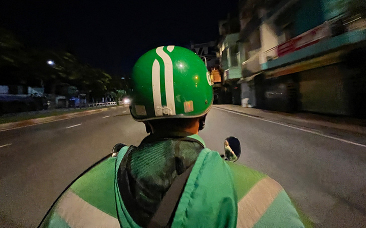 Sài Gòn dậy sớm kỳ 1: Những cuốc xe cần mẫn nửa đêm về sáng