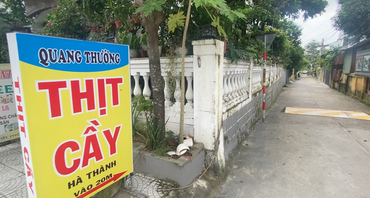 Quán thịt chó trên đường Nguyễn Tất Thành còn mở bán - Ảnh: B.D.