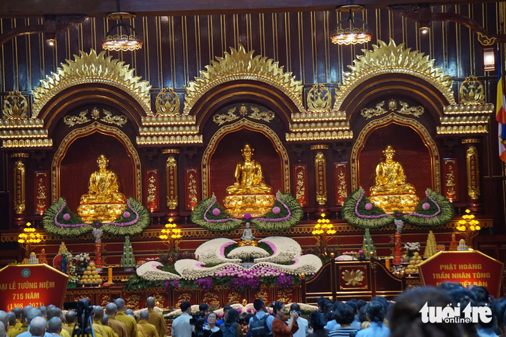Lễ an vị tượng Phật hoàng Trần Nhân Tông bằng ngọc phỉ thúy tại Cung Trúc Lâm Yên Tử - Ảnh: T.ĐIỂU