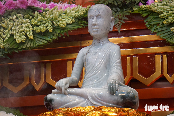 Tượng Phật hoàng Trần Nhân Tông bằng ngọc phỉ thúy lớn nhất đã được hoàn thiện và an vị đúng dịp kỷ niệm 715 năm Phật hoàng Trần Nhân Tông nhập niết bàn - Ảnh: T.ĐIỂU