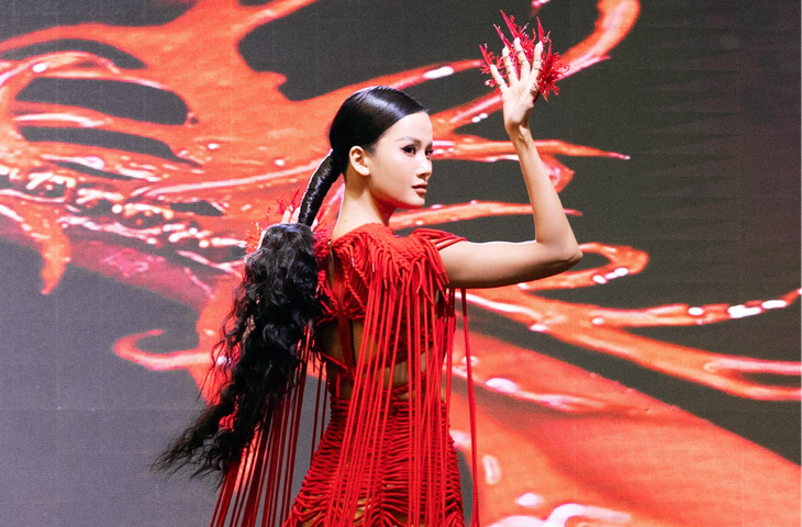 Hương Ly diễn vedette thiết kế của Nguyễn Minh Tuấn - Ảnh: KIẾNG CẬN TEAM
