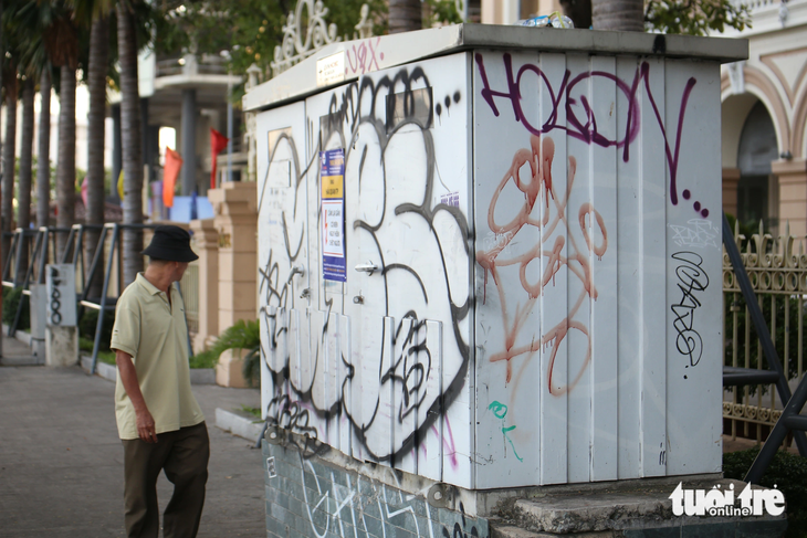 Một tủ điện trên đường Tôn Đức Thắng (quận 1, gần phố đi bộ Nguyễn Huệ) bị vẽ bậy nhem nhuốc - Ảnh: MINH HÒA