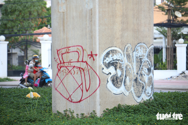Vẽ bậy vẫn bủa vây tường bệnh viện, trường học… ở TP.HCM- Ảnh 6.