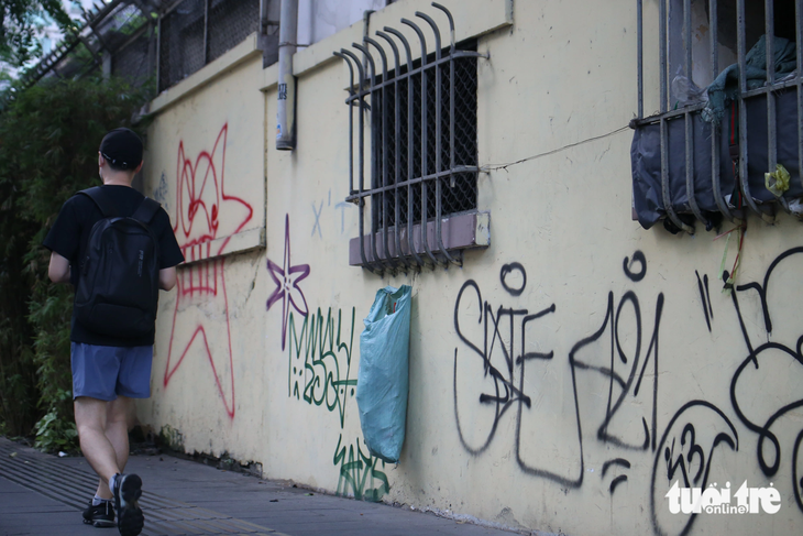 Vẽ bậy vẫn bủa vây tường bệnh viện, trường học… ở TP.HCM- Ảnh 8.