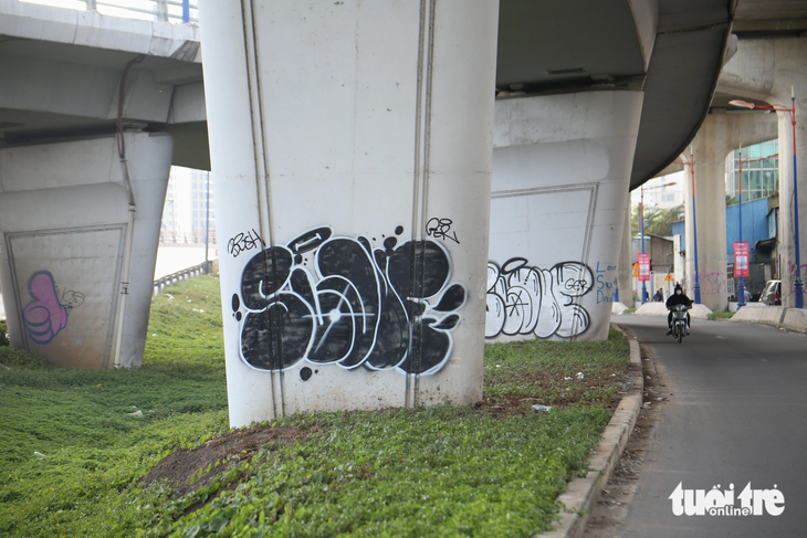 Chân cầu vượt Cát Lái trên đường Võ Nguyên Giáp, đoạn qua phường An Phú (TP Thủ Đức) bị vẽ bậy tràn lan với các hình thù quái dị - Ảnh: MINH HÒA