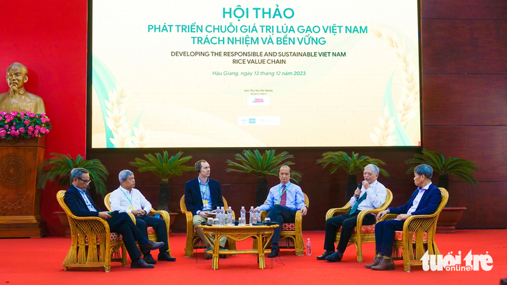 Các chuyên gia, nhà nghiên cứu trong và ngoài nước chia sẻ giải pháp phát triển chuỗi giá trị lúa gạo Việt Nam - Ảnh: CHÍ CÔNG