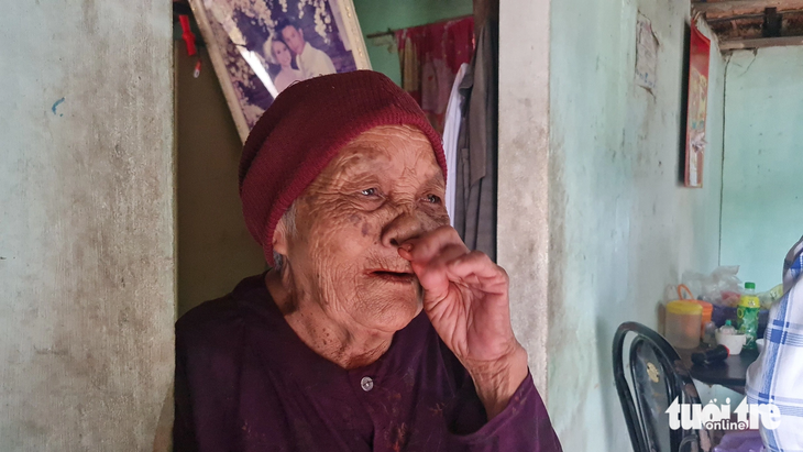 Bà Nguyễn Thị Đại (91 tuổi, hàng xóm gia đình bé Ca) xúc động khi thấy các bác sĩ đến khám và đưa bà Lan đi chữa trị - Ảnh: LÂM THIÊN