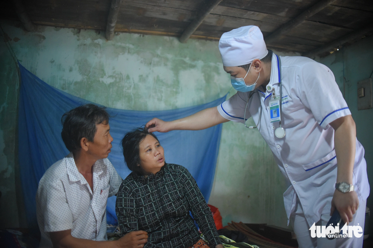 Bác sĩ Bệnh viện Bình Định đến nhà bé gái 