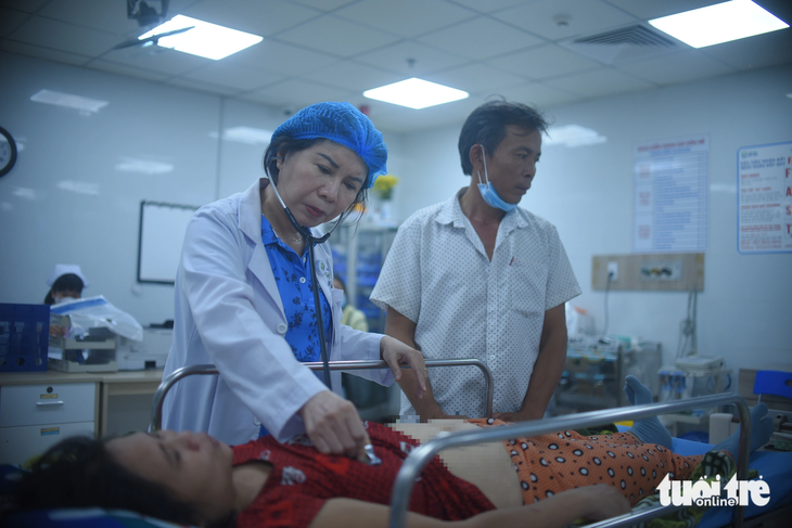 Bác sĩ Bùi Thị Phương Anh - trưởng khoa hồi sức cấp cứu, Bệnh viện Bình Định - trực tiếp khám bệnh cho bà Lan - Ảnh: LÂM THIÊN