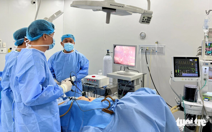 Các y bác sĩ đang phẫu thuật nội soi lấy các viên sỏi trong túi mật cho bệnh nhân - Ảnh: NGỌC CƯỜNG