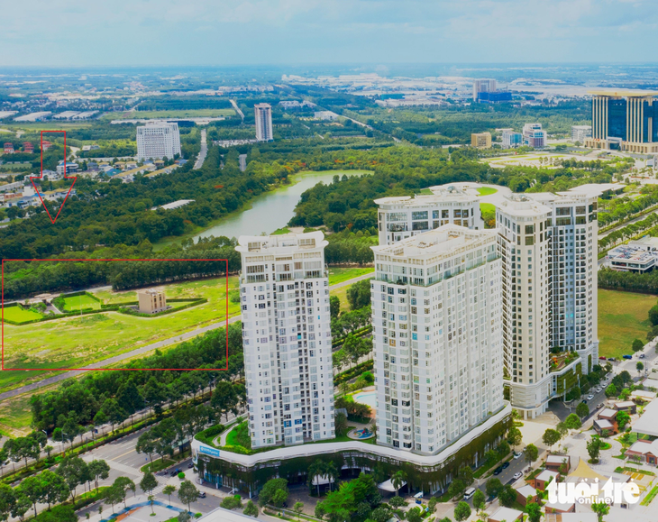 Dự án 18,9ha nằm trên đường vào trung tâm hành chính tỉnh Bình Dương vừa được chuyển nhượng cho doanh nghiệp Singapore (trong khoanh màu đỏ), đã được đầu tư một số hạ tầng và nhà mẫu. Đối diện là các tòa nhà chung cư của nhà đầu tư Nhật Bản đã hoạt động - Ảnh: B.S.