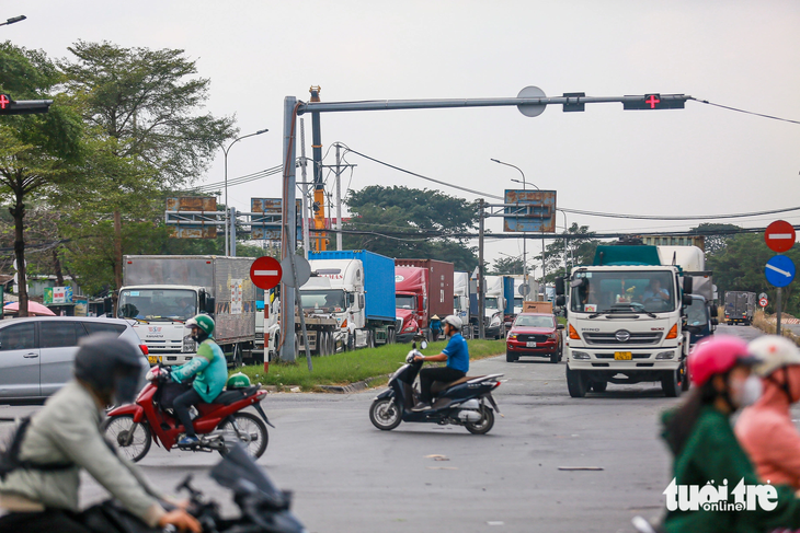 Giao thông tại khu vực nút giao Nguyễn Văn Linh - Nguyễn Hữu Thọ sẽ có sự điều chỉnh trong thời gian tới - Ảnh: CHÂU TUẤN