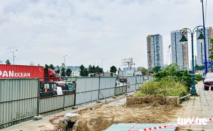 Hiện trạng rào chắn quanh công trình xây dựng nút giao An Phú (TP Thủ Đức) chiều 13-12 - Ảnh: THU DUNG