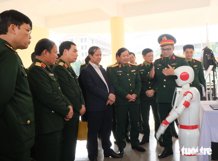 Bộ trưởng Nguyễn Kim Sơn và Thượng tướng Lê Huy Vịnh tới thăm, kiểm tra khu trưng bày các đề tài nghiên cứu khoa học, sáng kiến cải tiến kỹ thuật, sản phẩm nghiên cứu khoa học tiêu biểu của Học viện Kỹ thuật quân sự - Ảnh: HÀ THANH