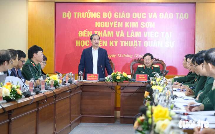 Bộ trưởng Bộ Giáo dục và Đào tạo Nguyễn Kim Sơn đến thăm, làm việc với Học viện Kỹ thuật quân sự - Ảnh: HÀ THANH