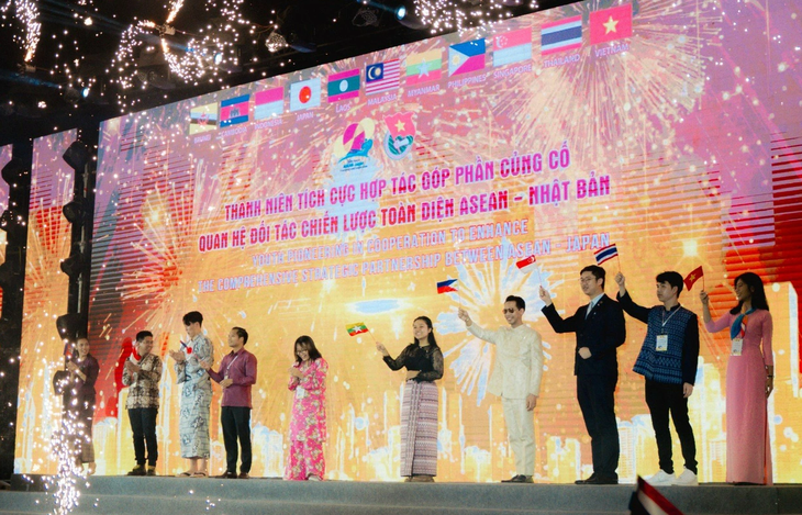 Đại diện đoàn đại biểu thanh niên các nước thực hiện nghi thức kết nối sứ mệnh thanh niên, cam kết thúc đẩy quan hệ Đối tác chiến lược toàn diện ASEAN - Nhật Bản - Ảnh: THANH HIỆP
