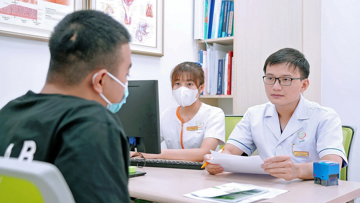 Bác sĩ Nguyễn Trọng Hoàng Hiệp thăm khám cho bệnh nhân - Ảnh: BVCC