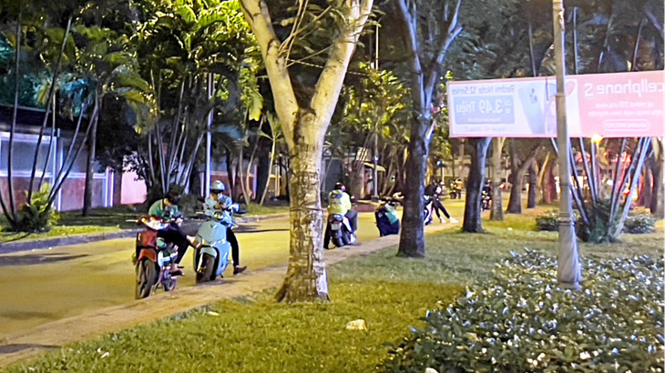 Góc đường bên Trường đại học Sư phạm kỹ thuật TP.HCM là nơi nhiều sinh viên tề tựu chạy xe công nghệ đêm khuya - Ảnh: AN VI