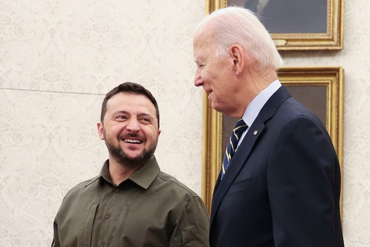 Tổng thống Mỹ Joe Biden đón tiếp Tổng thống Ukraine Volodymyr Zelensky tại Phòng Bầu dục của Nhà Trắng trong tháng 9-2023 - Ảnh: Washington Post
