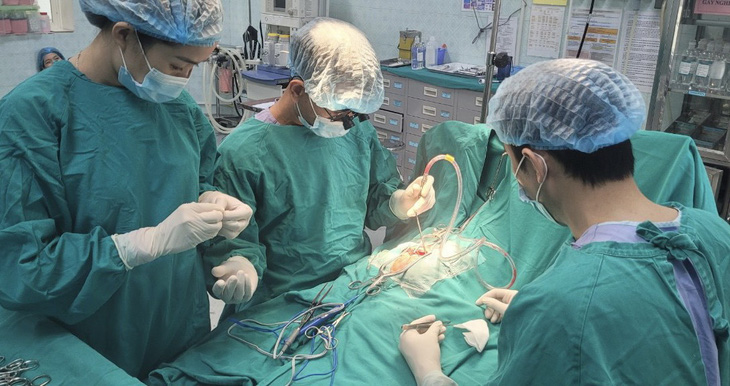 Các bác sĩ Bệnh viện Nhi Thanh Hóa phẫu thuật cho cháu bé 4 tháng tuổi - Ảnh: Bệnh viện cung cấp