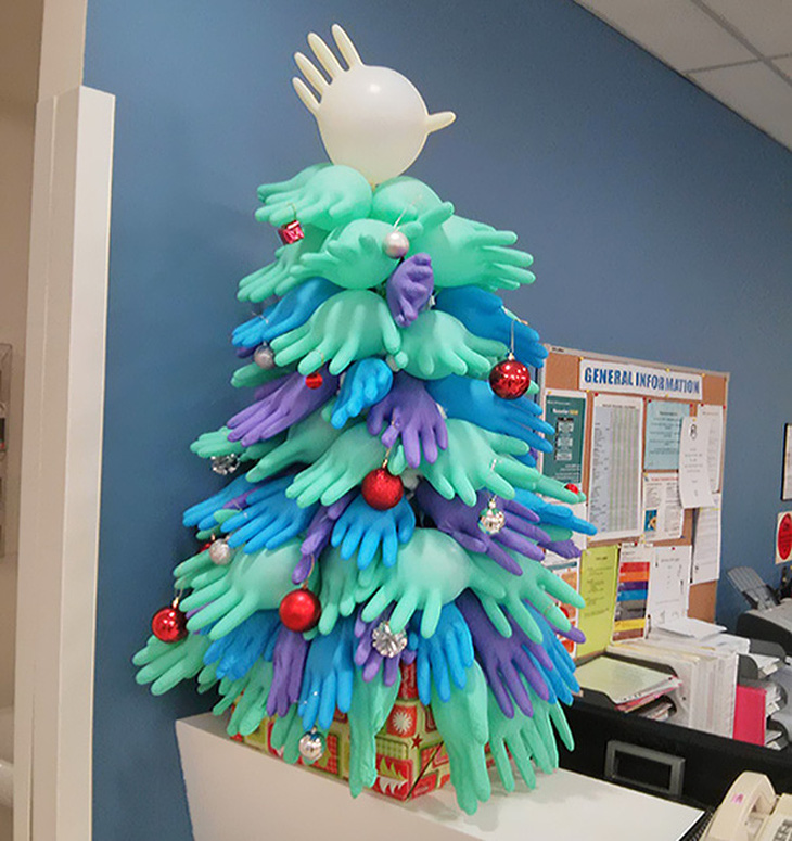 Sinh viên y đã quá quen với những cây thông Noel từ găng tay cao su.