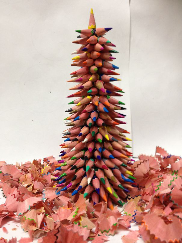 Cây thông Noel &quot;cây nhà lá vườn&quot; từ những chiếc bút chì đủ màu sắc.