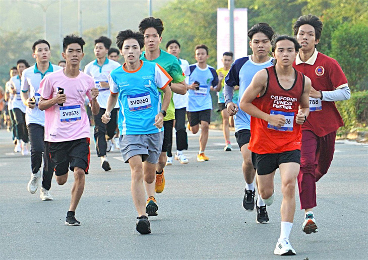 Các đại biểu Festival thanh niên ASEAN - Nhật Bản 2023 tham gia chạy bộ “Những bước chân vì cộng đồng” - Ảnh: TRUNG NGUYÊN