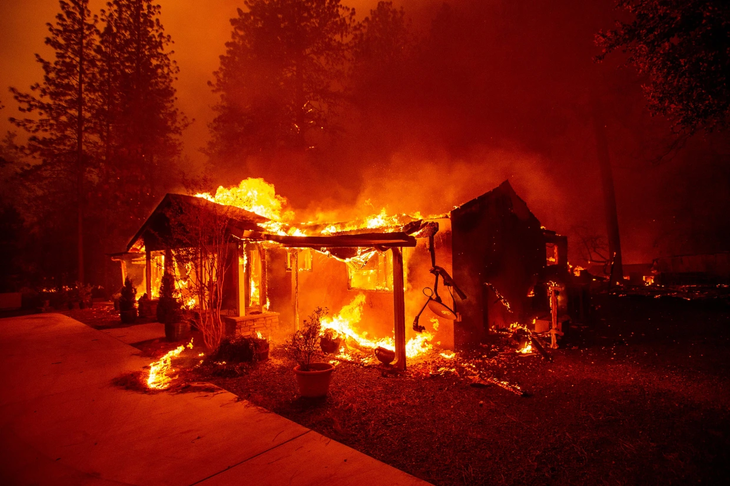 Một ngôi nhà bị cháy ở Paradise, California, năm 2018 - Ảnh: AFP