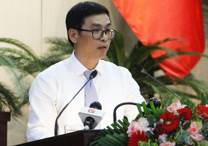 Ông Phùng Phú Phong - giám đốc Sở Xây dựng TP Đà Nẵng - trả lời chất vấn - Ảnh: L.T.