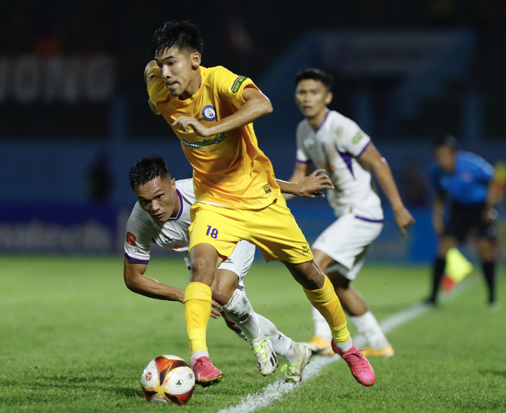 Cầu thủ Khánh Hòa (áo vàng) ở trận gặp B.Bình Dương - Ảnh: TUẤN HỮU
