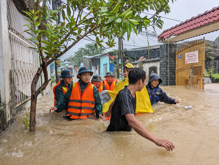 Vấn đề ngập đô thị Đà Nẵng được bà con cử tri quan tâm. Trong ảnh: Ngập lụt tại phường Hòa Khánh Nam, quận Liên Chiểu sau đợt mưa lớn kéo dài giữa tháng 10-2023 - Ảnh: TẤN LỰC