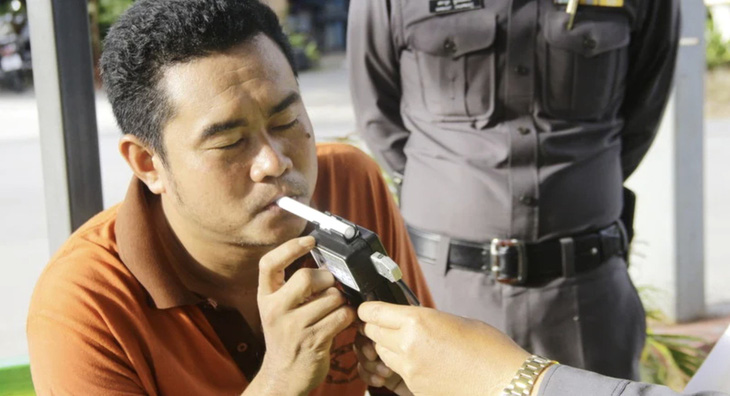 Cảnh sát Thái Lan kiểm tra nồng độ cồn của một tài xế - Ảnh: THE PHUKET NEWS