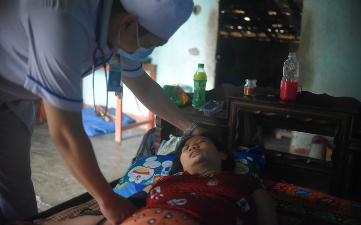 Vụ bé gái 'bom' hàng vì không đủ tiền trả: Xe cấp cứu chở người mẹ đi trị bệnh