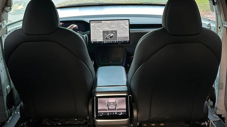 Do bê nguyên khung gầm sang, phần cứng phía trên cũng được di chuyển theo, giúp cabin chiếc MPV được Tesla hóa toàn diện - Ảnh cắt từ video, nguồn: BoostedBoyz