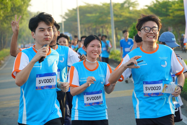 Đại biểu dự Festival thanh niên ASEAN - Nhật Bản tham gia chạy bộ &quot;Những bước chân vì cộng đồng&quot; sáng 13-12 tại khu đô thị Đại học Quốc gia TP.HCM - Ảnh: THÀNH ĐOÀN TP.HCM