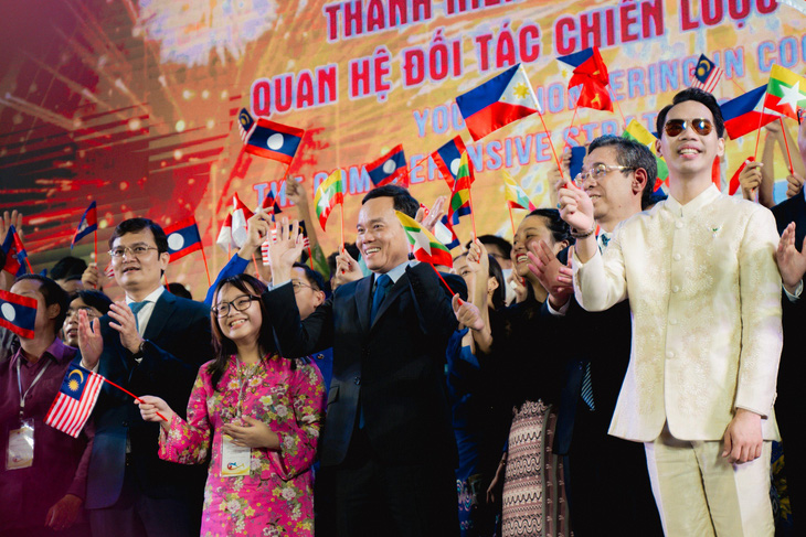 Các đại biểu cùng bạn trẻ quốc tế trong chương trình chào mừng Festival thanh niên ASEAN - Nhật Bản 2023 - Ảnh: THANH HIỆP