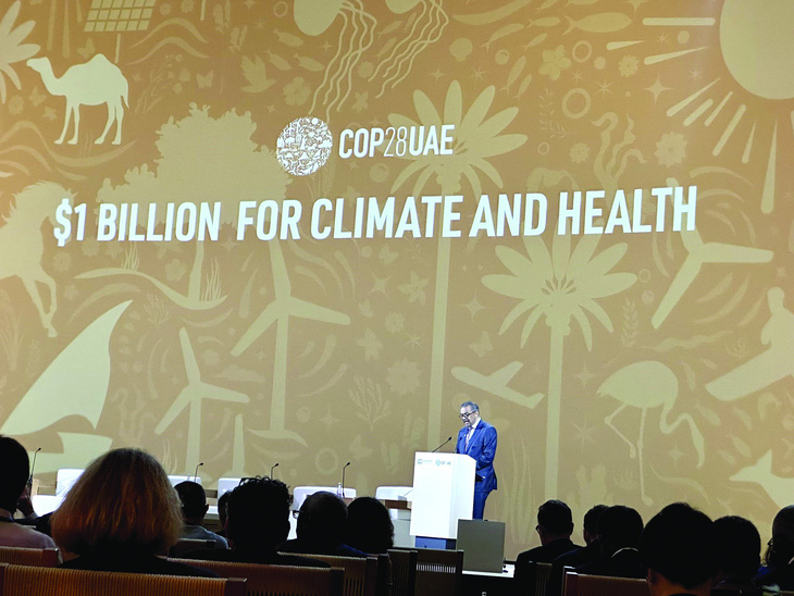 Tổng giám đốc WHO Tedros Adhanom Ghebreyesus công bố thông tin 1 tỉ USD cho khí hậu và sức khỏe trong Tuyên bố về Khí hậu và Sức khỏe của COP28 UAE. Ảnh: healthpolicy-watch.news