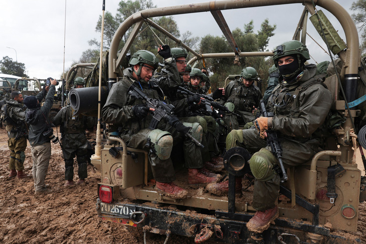 Binh sĩ Israel chuẩn bị tiến vào Dải Gaza ngày 13-12 - Ảnh: REUTERS