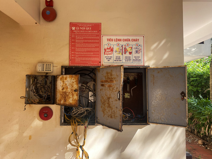 Những tủ điện bị gỉ mốc, hư hại trong khu du lịch bị bỏ hoang - Ảnh: B.D.